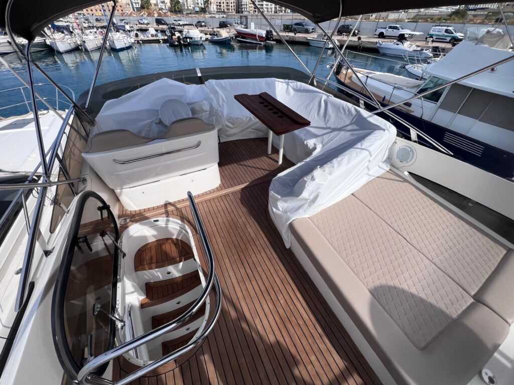 Princess42Flybridge-4